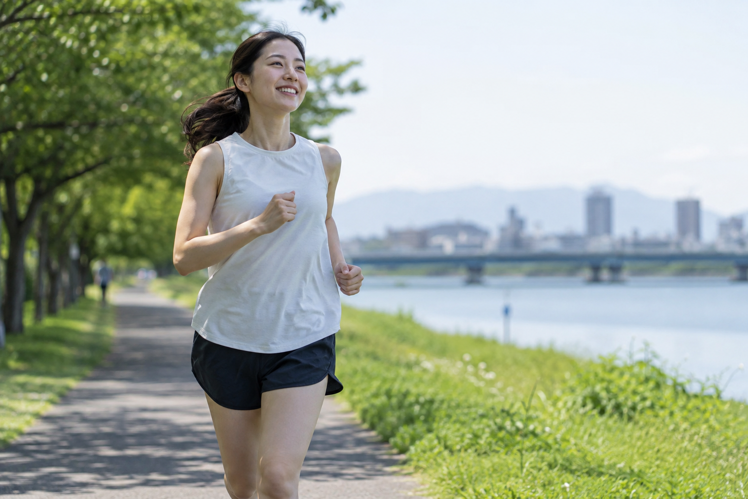 川沿いを駆ける笑顔のランナー