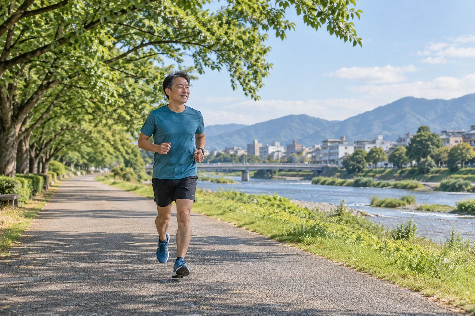 緑のある広い園路を自分のペースで走るランナー